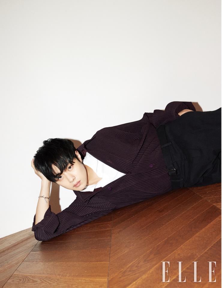 화이트와 버건디 컬러의 더블 니트는 Issey Miyake Homme Pliss&eacute;. 블랙 버클 슬랙스는 스타일리스트 소장품. 체인 브레이슬렛은 Hy&egrave;res Lor.