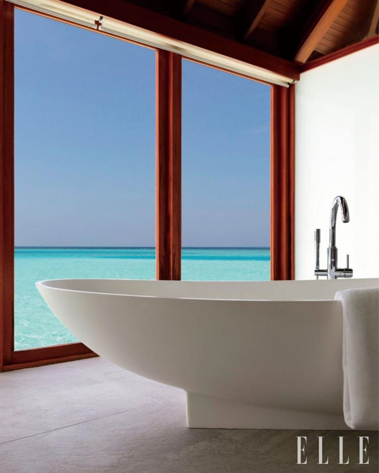  바다가  한눈에  담기는  워터  빌라의  욕조 . 