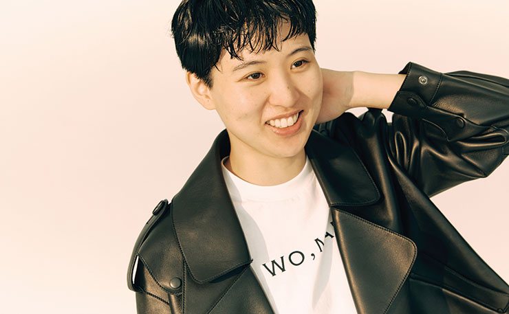 레더 소재의 바이커 재킷은 Studio Tomboy. ‘WO, MAN’ 레터링의 티셔츠는 Portrait Report.