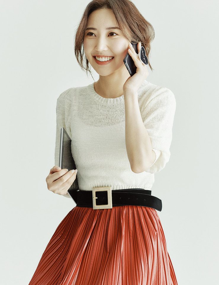 화이트 니트와 스웨이드 벨트, 레드 플리츠스커트는 모두 Zara.