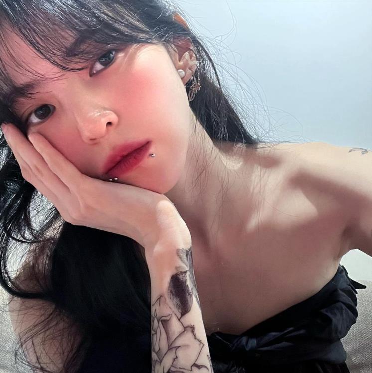 피어싱한 한소희 