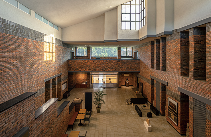  온양민속박물관 본관 로비. 붉고 검은 벽돌로 만든 벽, 자연스럽게 스며든 햇빛까지. 정갈하고 따뜻한 기운이 가득하다.