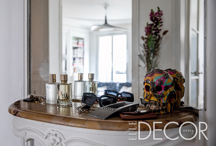 입구 옆 선반에는 엑스니힐로의 향수와 베누아가 수집하는 해골 모양의 조각들이 놓여 있다.