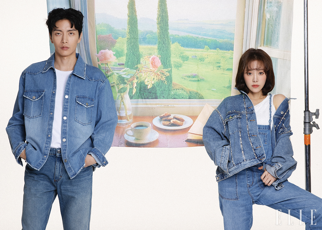 이민기가 입은 데님 셔츠는 Recto. 화이트 탱크톱은 COS. 데님 팬츠는 Ami by 10 Corso Como Seoul. 한지민이 입은 데님 재킷은 Maje. 슬리브리스 톱은 Stu Office. 데님 오버올은 Portspure.