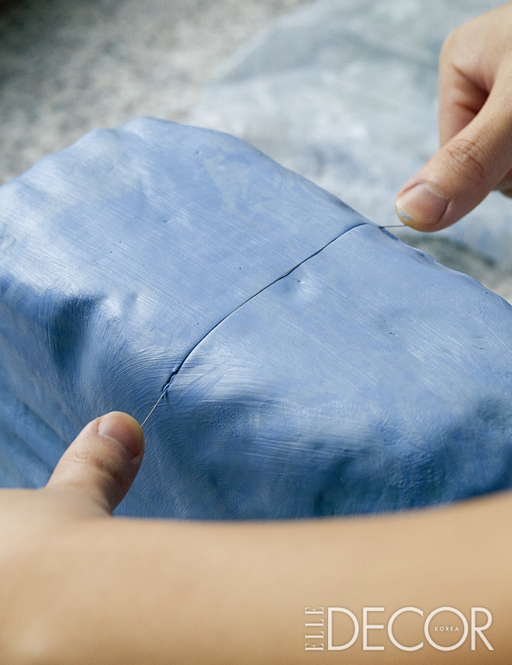 부부는 백색과 청색의 점토를 겹쳐 자연스러운 패턴을 만들어낸다.