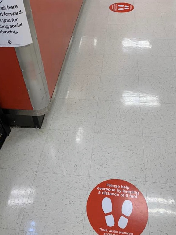 마트에서 줄을 설 때는 늘 2m 간격을 지켜야 한다. Photo by Esther Kim