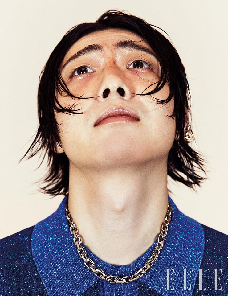 글리터 니트 톱은 Xander Zhou. 네크리스는 Portrait Report. 이어 커프는 32dawn. 