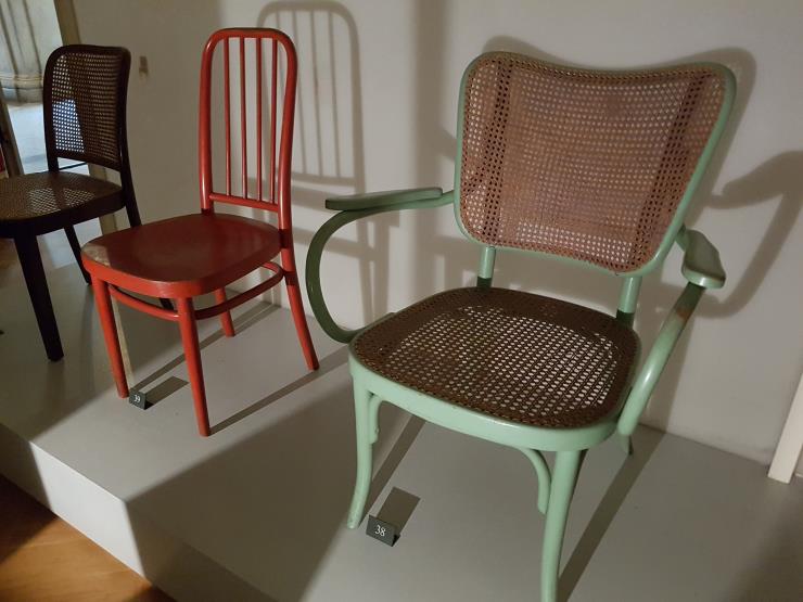 비엔나 응용미술박물관에 전시 중인 모더니즘 의자들. 