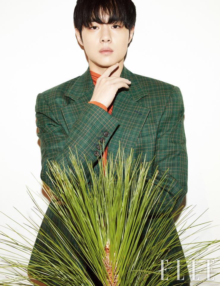 체크 패턴 재킷은 Vivienne Westwood. 오렌지 컬러의 터틀넥 스웨터는 Wooyoungmi.