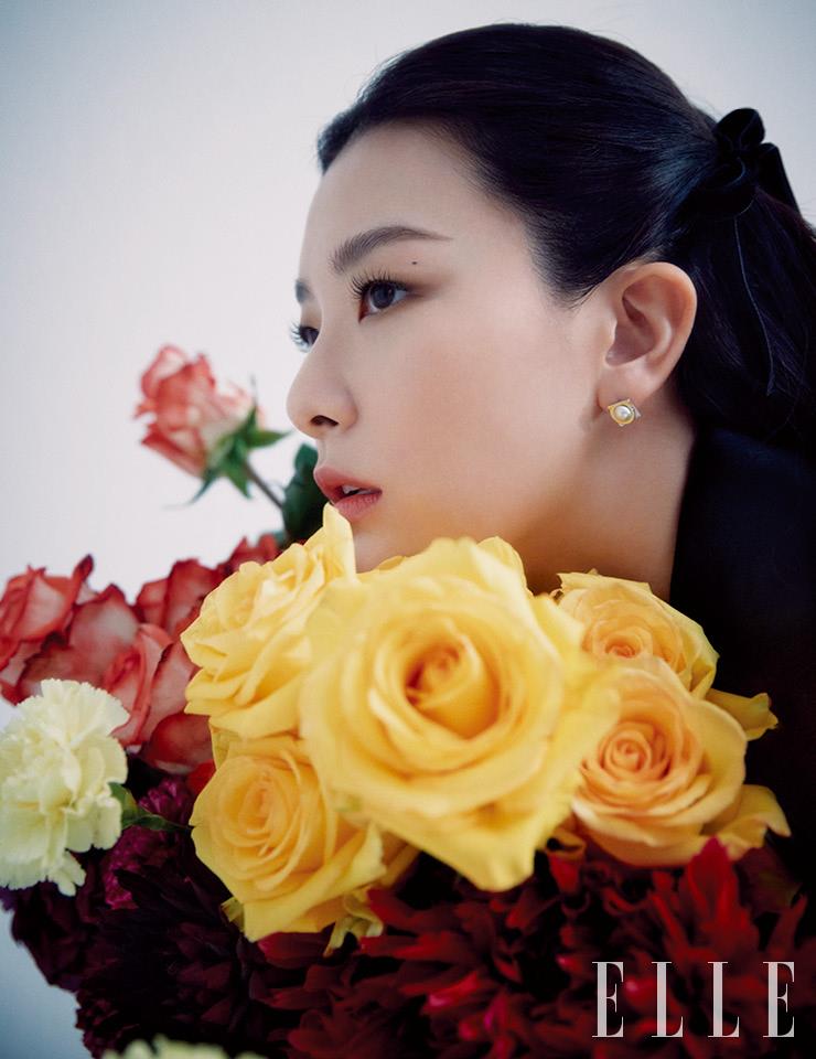 진주 이어링은 Salvatore Ferragamo.