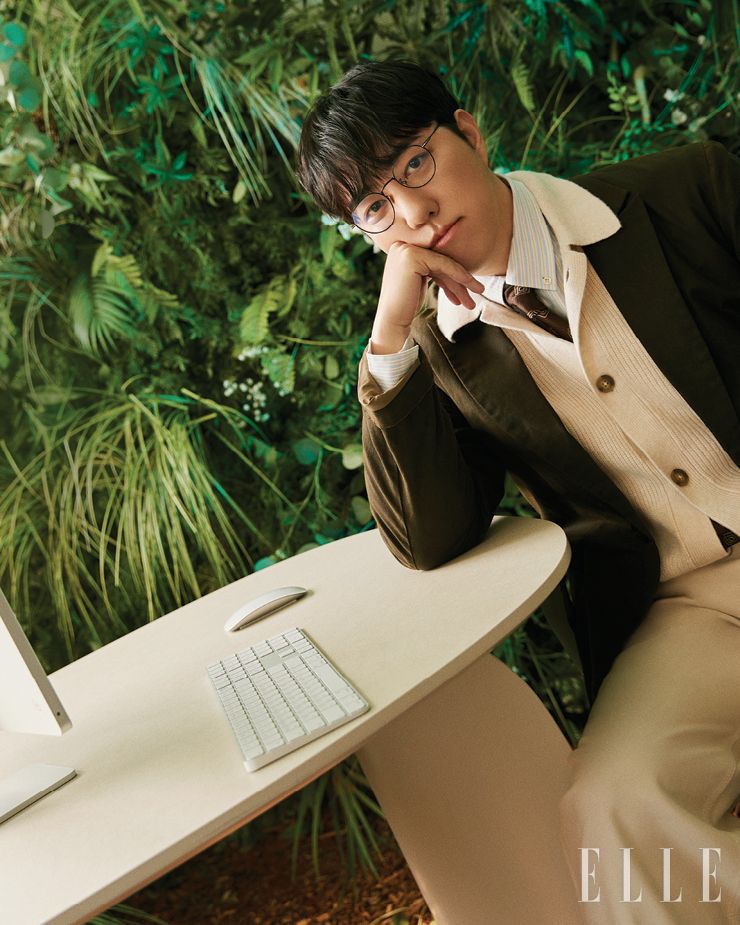 재킷은 48만7천원, Valoren. 니트 카디건은 가격 미정, H&M. 스트라이프 셔츠는 13만5천원, 화이트 트윌 팬츠는 15만원, 모두 COS. 타이는 가격 미정, Boss. 안경은 가격 미정, Tom Ford by DK.