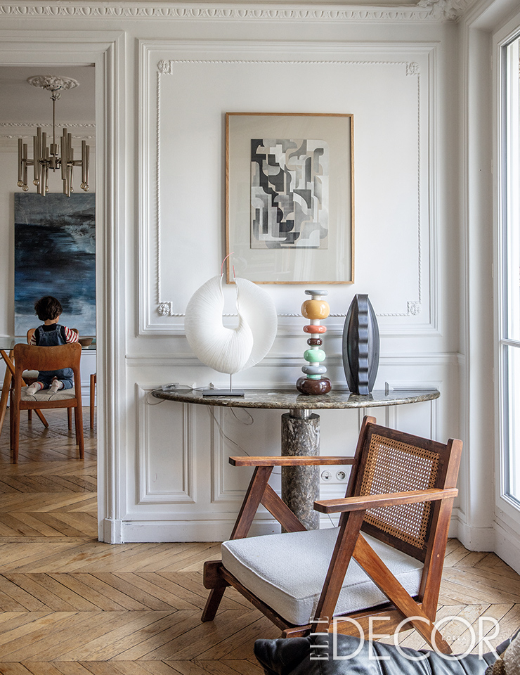 잉고 마우러(Ingo Maurer)의 램프, 에토레 소트사스의 작품 뒤로 기욤 펠룩스(Guillaume Pelloux)의 그림이 걸려 있다.