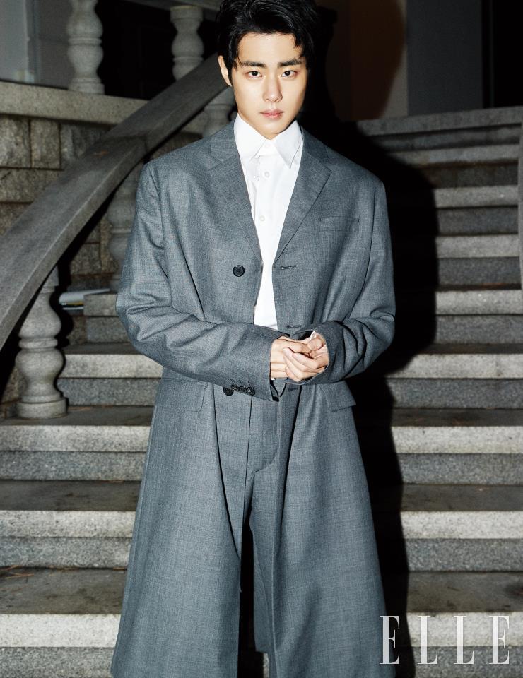 그레이 롱 코트와 슬랙스, 화이트 셔츠는 모두 Prada.