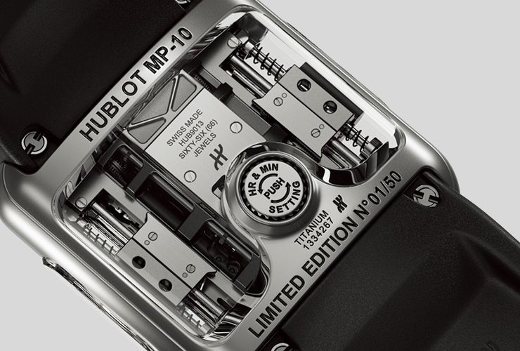  두 개의 선형 추를 활용한 오토매틱 와인딩 시스템의 ‘MP-10 투르비용 웨이트 에너지 시스템 티타늄’ 워치. 