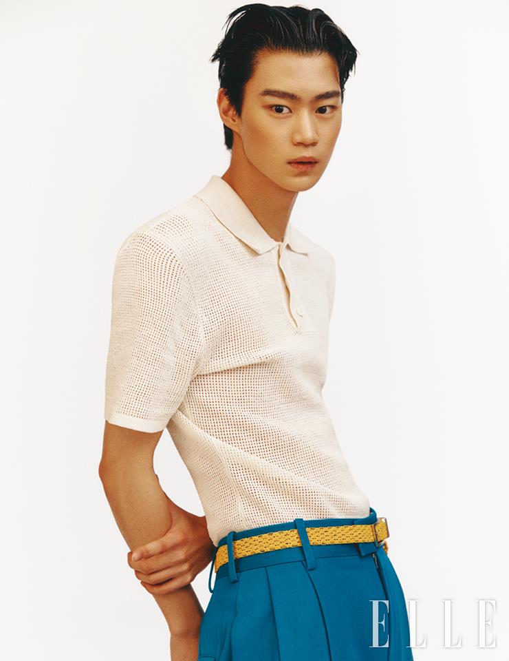  니트 피케 셔츠와 팬츠, 벨트는 모두 Bottega Veneta.