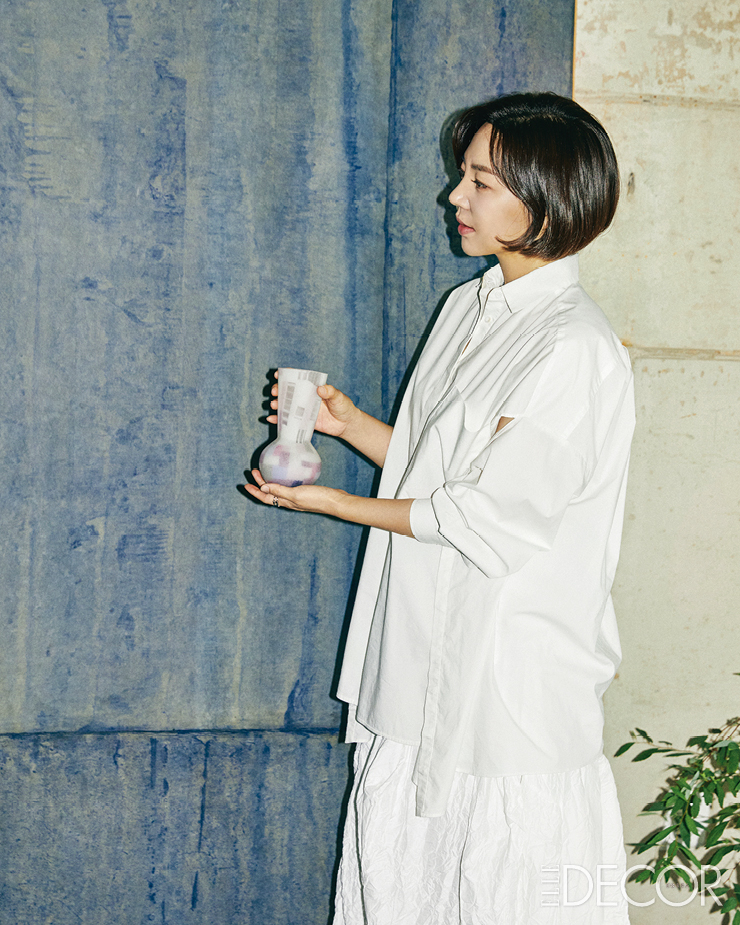 섬세한 곡선이 예술적인 김동희 작가의 유리 작품을 들고 있는 조성림 대표.