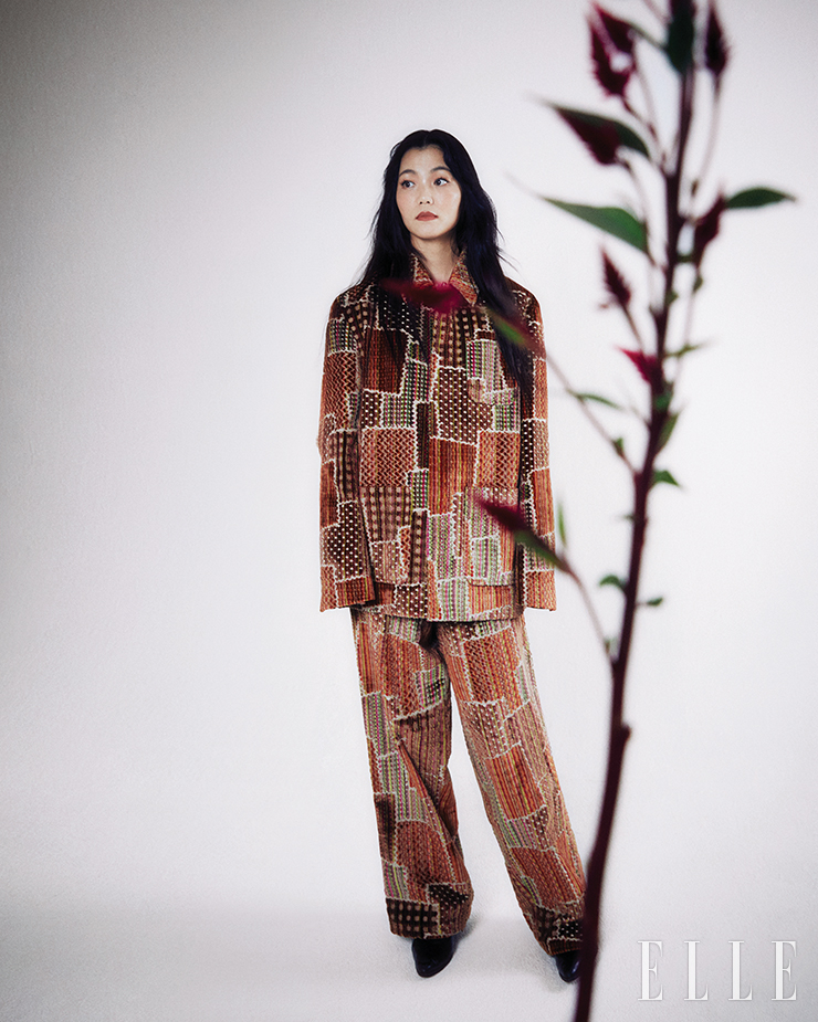  수트세트업은 Beyond Closet. 슈즈는 스타일리스트 소장품. 