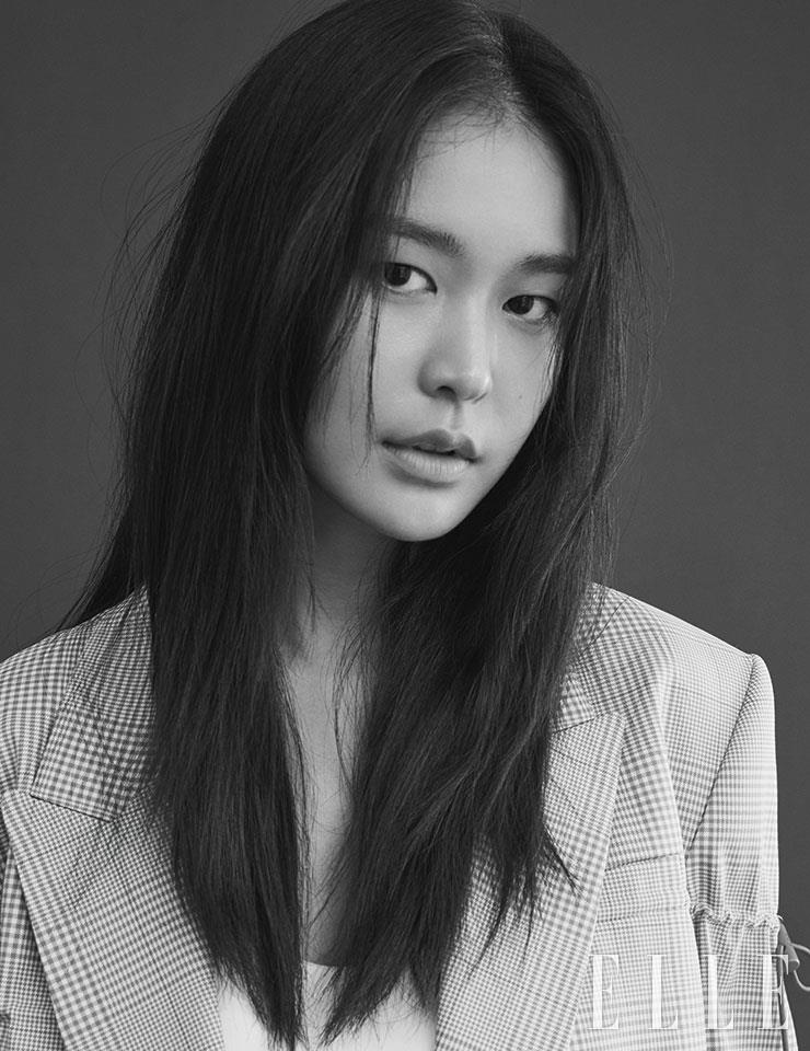 글렌 체크 재킷은 Nina Ricci. 블랙 팬츠는 Polar Skate Co. 화이트 톱은 스타일리스트 소장품. 슈즈는 EENK. 이어링은 Thomas Sabo. 