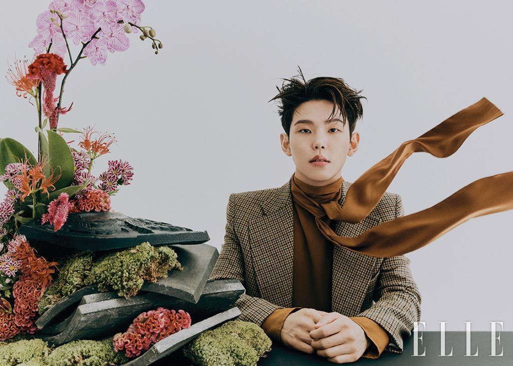 브라운 체크 재킷은 Cool Tm by Boontheshop Men. 리본 블라우스는 스타일리스트 소장품.