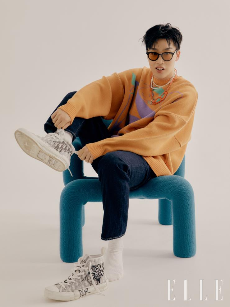 오버사이즈 니트는 Ajo Ajobyjo. 팬츠는 Levi’s. 네크리스와 네크리스로 연출한 오렌지 컬러 벨트는 모두 Off-White&trade;. 선글라스는 Gentle Monster. 진주 네크리스는 Vintage Hollywood. 스니커즈는 Dior Men.