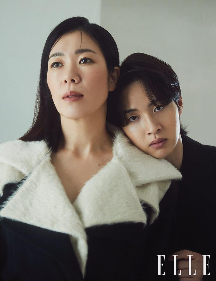 염혜란이 입은 점프수트는 Son Jung Wan. 장동윤이 입은 더블 코트와 브이넥 니트는 모두 Bottega Veneta.