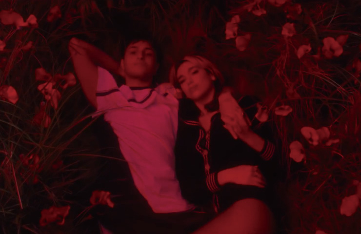 두아 리파는 ‘Levitating’에서 미우미우의 세일러 룩을 입고 남자친구 앤워 하디드와 함께 등장했다. 