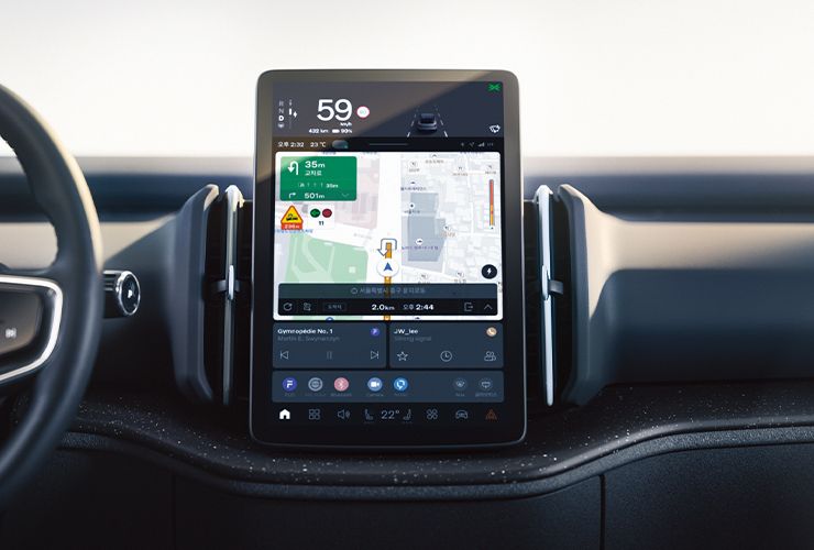 차량에 필요한 모든 조작이 가능한 중앙 화면 인포테이션. 