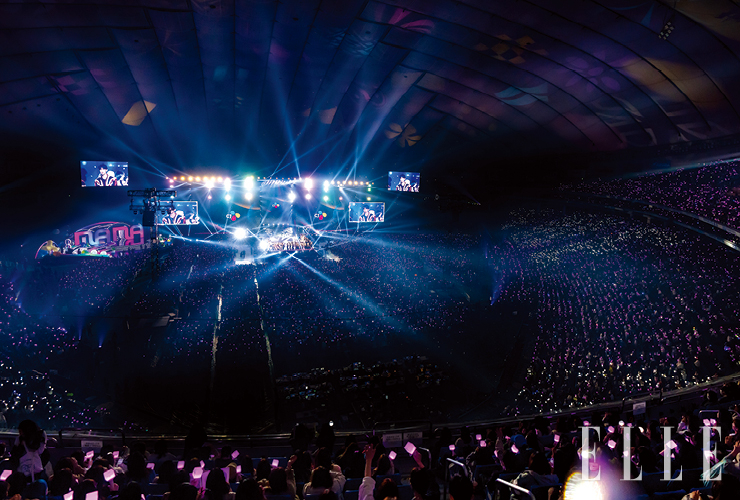 5만 명까지 수용 가능한 도쿄 돔을 이틀간 가득 채운 ‘2023 MAMA AWARDS’의 뜨거운 열기. K팝 시상식이 도쿄 돔에서 개최된 것은 이번이 최초다. 