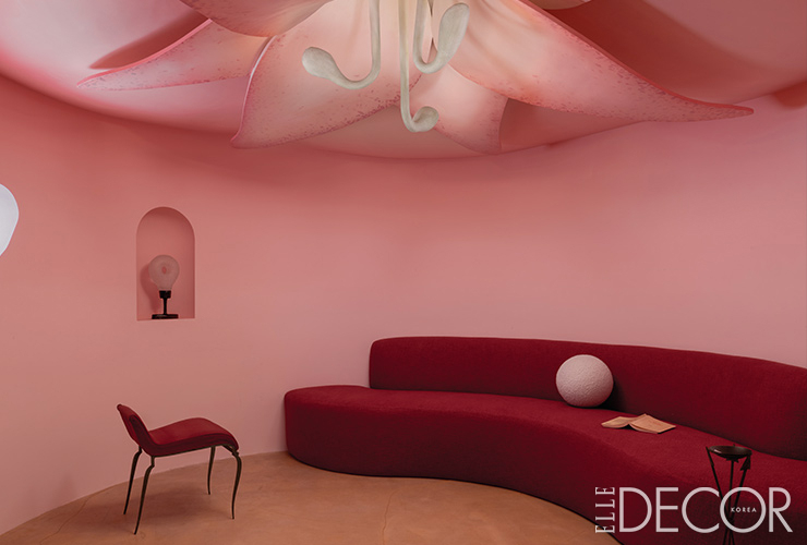  피에르 요바노비치가 큐레이팅한 프랑스 남부 이에르(Hye`res)에 있는 빌라 노아유(Villa Noailles)의 100주년 기념전 <뉘 데떼 Nuits d’E&prime;te&prime;(여름의 밤들)>. 빌라의 초기 주인이었던 샤를과 마리-로르(Charles et Marie-Laure) 부부가 오늘날까지 이곳에 살고 있다면 어떤 모습일지 상상하면서 공간을 연출했다.