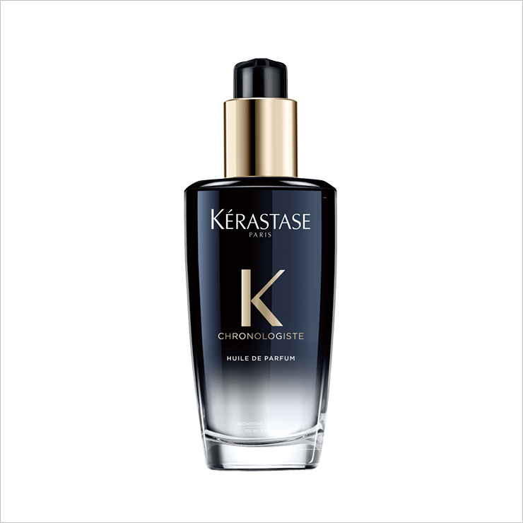 외부 자극으로부터 두피와 모발을 케어하는 아르간 커넬 오일과 해바라기씨 오일이 모발에 건강한 윤기와 탄력을 선사한다. 리치한 텍스처로 헤어 슬러깅에 좋을 듯. 크로놀로지스트 퍼퓸 오일, 8만9천원, K&eacute;rastase. 