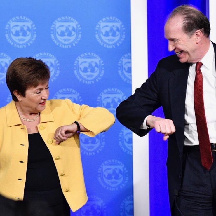 '엘보 범핑' 중인 IMF 총재 크리스탈리나 게오르기에바와 월드 뱅크 총재 데이비드 맬패스. 인스타그램 @kristalina.georgieva