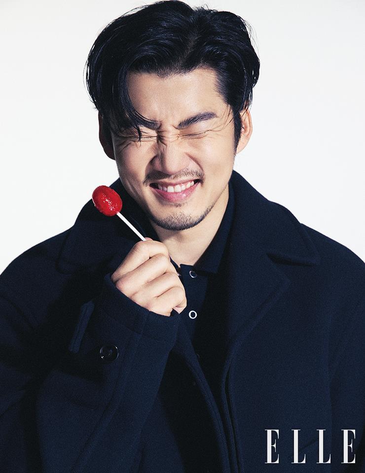 피코트와 니트 셔츠는 모두 Bottega Veneta.