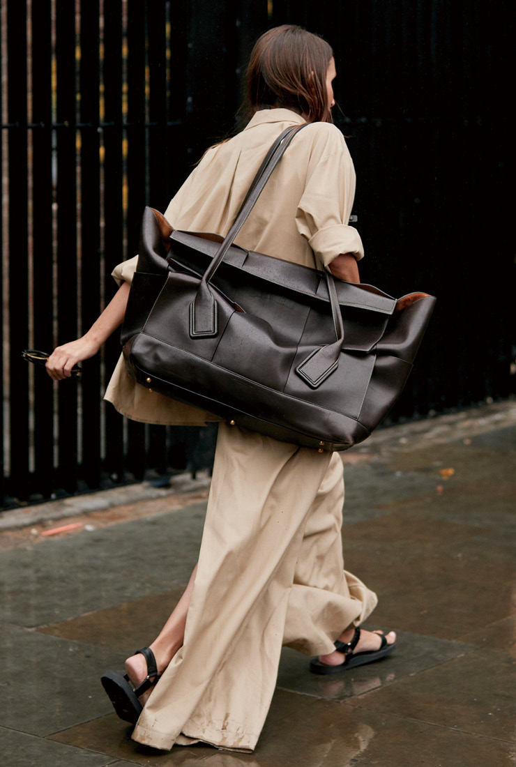 패션 피플의 열렬한 지지를 받고 있는 보테가 베네타의 맥시 아크로 백. 