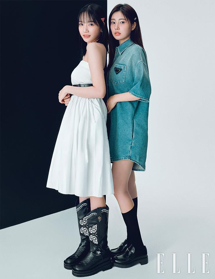  유리가 입은 화이트 원피스와 벨트는 모두 Alexander McQueen. 웨스턴 부츠는 Odd One Out. 헤어핀은 Prada. 이어링은 Edeen. 혜원이 입은 데님 점프수트와 로퍼, 삭스는 모두 Prada.