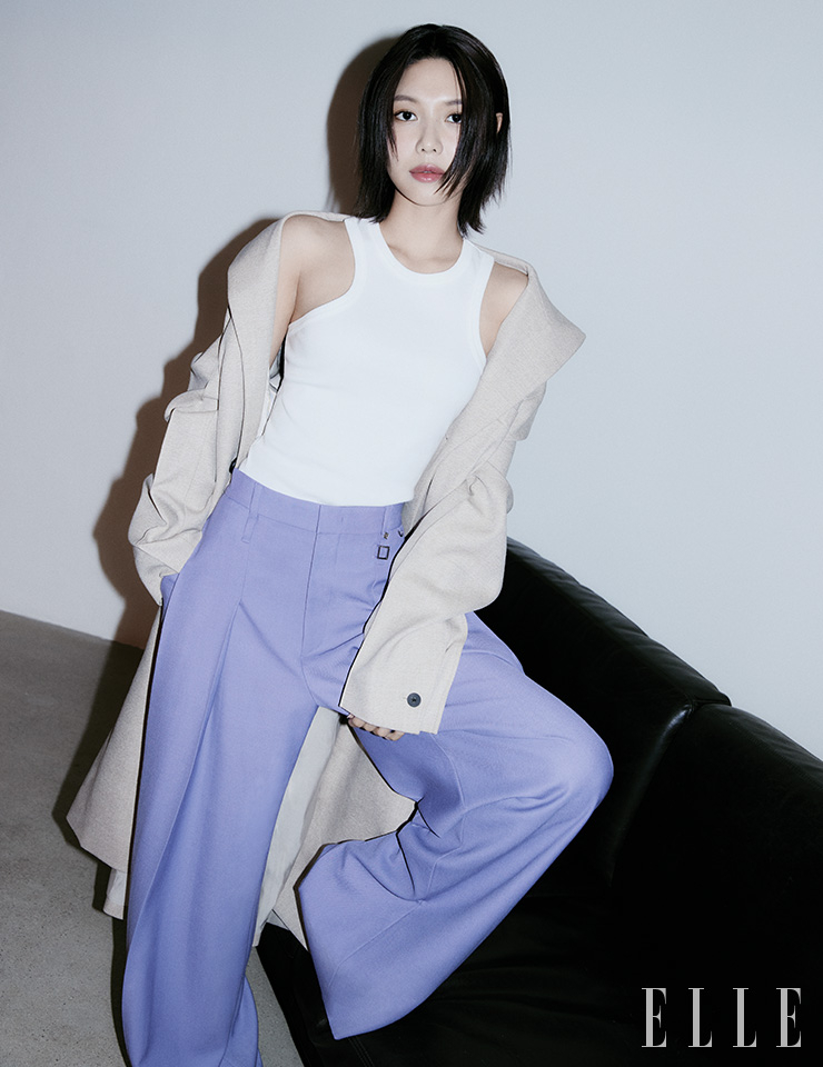 코트와 팬츠는 모두 Wooyongmi. 톱은 Recto.