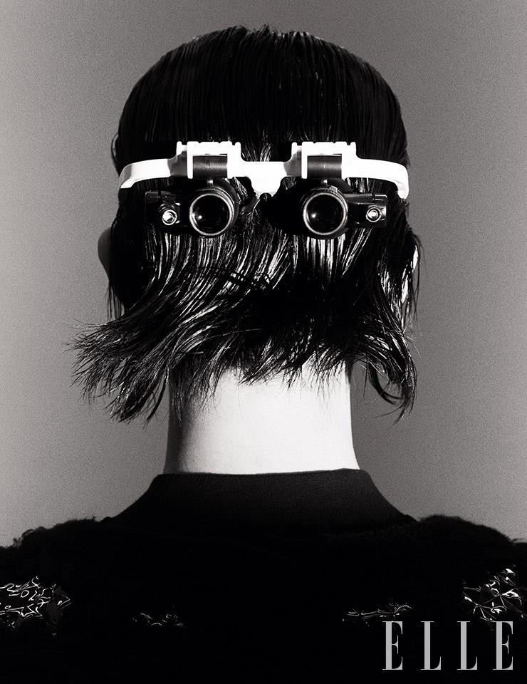 이너 웨어로 입은 티셔츠는 8 by Yoox. 핸드 크로셰 베스트는 Leje. 