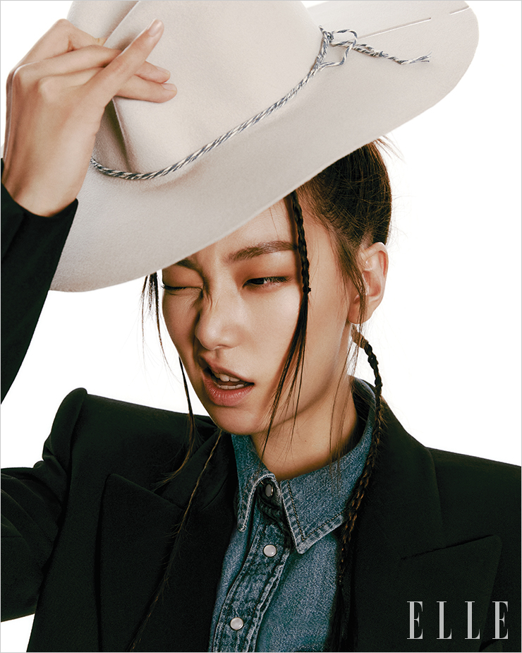 데님 셔츠는 Levi’s. 오버사이즈 재킷은 Sportmax. 모자는 Qmillinery. 