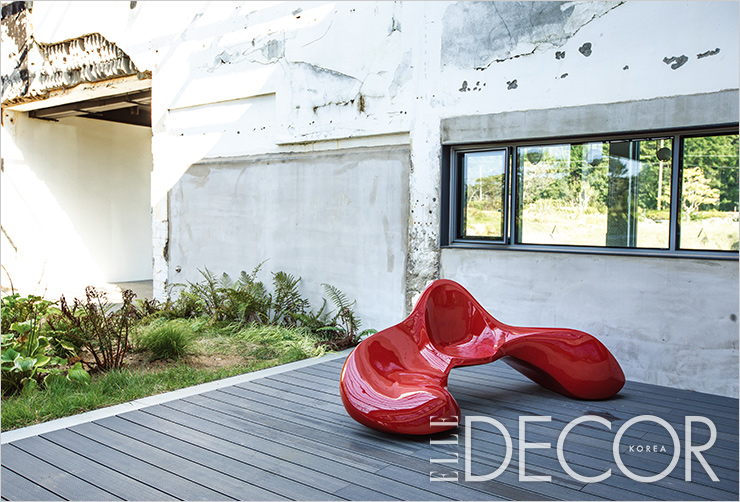 아트 스페이스는 물론 객실과 견내량 라이브러리, 산책로 등 아그네스 파크 곳곳에선 요즘 가장 주목받는 한국 디자이너들의 가구와 미술가들의 작품을 만날 수 있다.