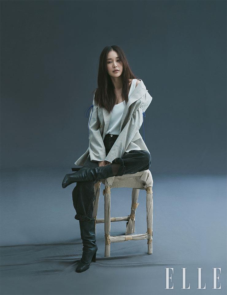 글렌 체크 재킷은 Nina Ricci. 블랙 팬츠는 Polar Skate Co. 화이트 톱은 스타일리스트 소장품. 슈즈는 EENK. 이어링은 Thomas Sabo. 