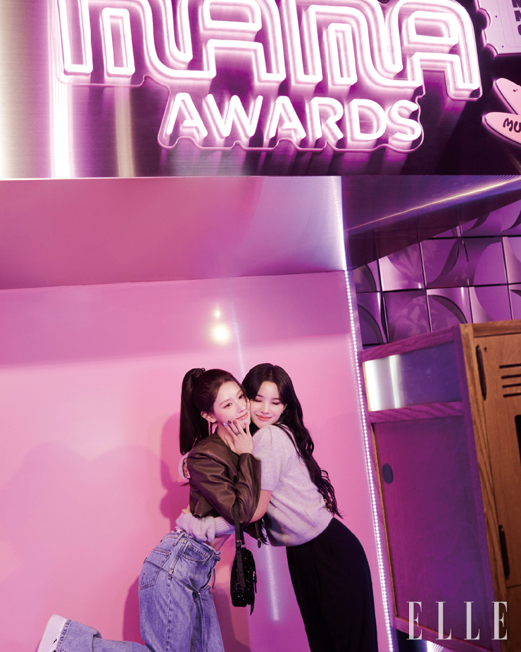 땡큐 파티에 마련된 사진 촬영 스폿을 즐기는 (여자)아이들 미연과 소연. 