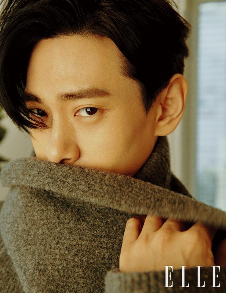 그레이 컬러의 니트 톱과 터틀 니트 머플러는 모두 Hed Mayner by Beaker. 