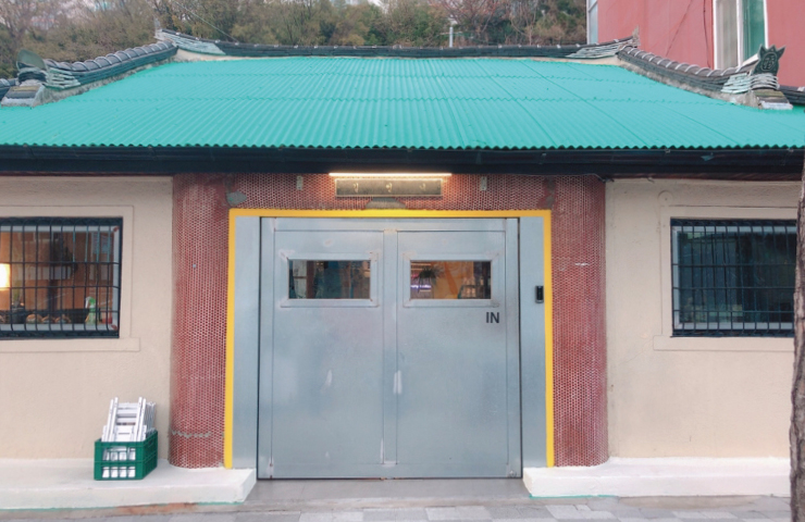 레트로 감성이 물씬 풍기는 길언니의 외관.