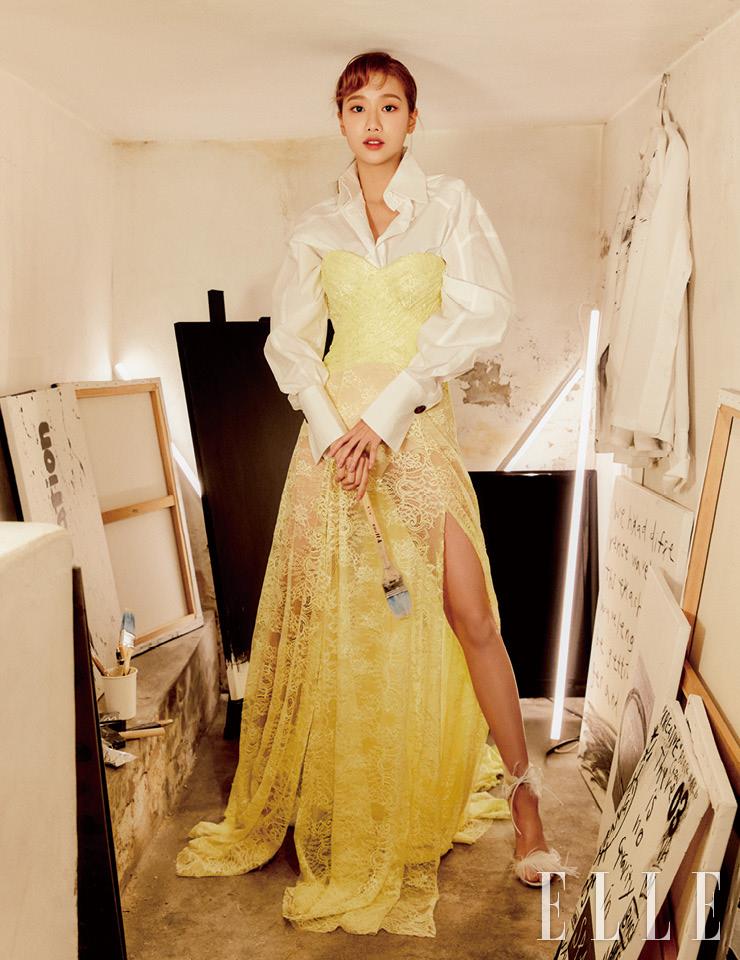 와이드 커프스 셔츠는 Fendi. 튜브 톱 드레스는 Blumarine. 깃털 장식의 슈즈는 Gianvito Rossi. 모든 아트워크는 ‘Untitled, 2019’로 세진, 다능(Danung)의 작품. 