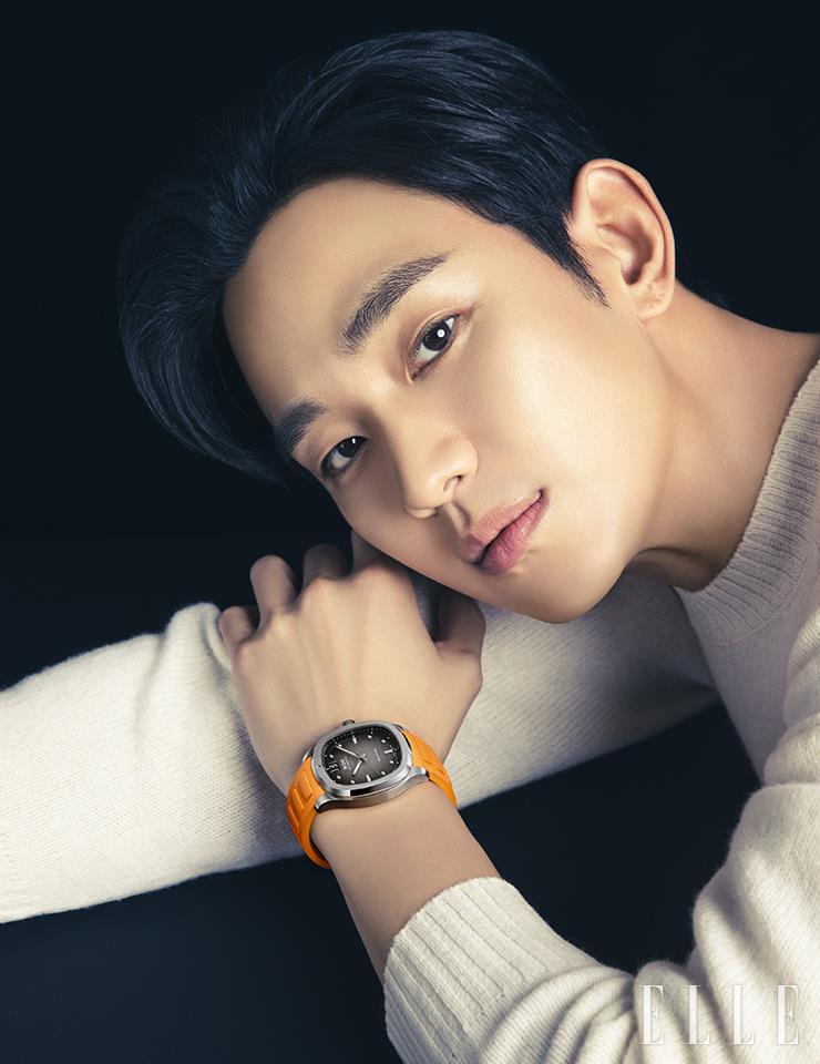 브랜드의 상징적 컬러인 오렌지 러버밴드와 그레이 다이얼이 조화를 이룬다. 칼리버 80을 탑재해 최대 80시간 파워 리저브를 제공하며, 최대 100m 까지 방수 가능하다. 1백54만원, Mido.