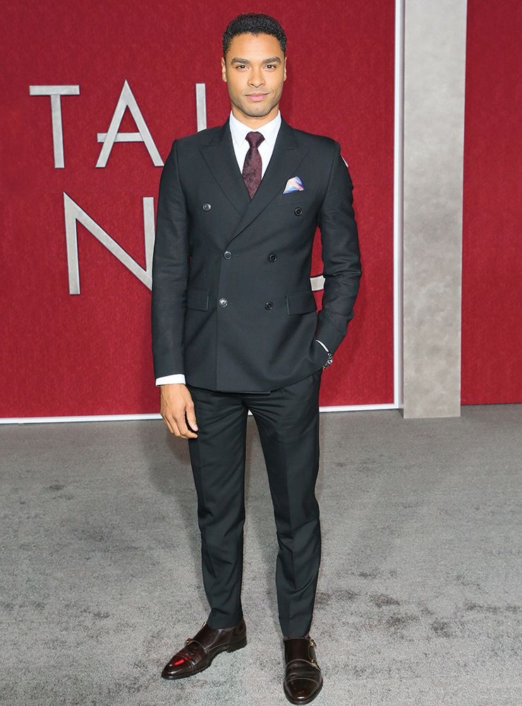 헤이스팅스 공작 역할을 위해 복싱과 승마, 춤을 배웠다는 그는 완벽한 수트 핏을 보여준다.