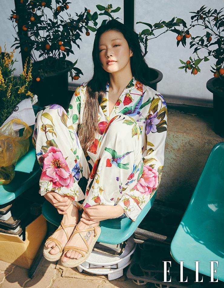 플라워 프린트의 실크 셔츠와 팬츠, 스트랩 샌들은 모두 Weekend Max Mara.