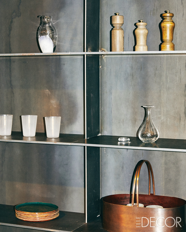 시간이 흐르면서 점차 색이 변할 월 한남점의 철제 책장에는 조성림 대표가 고른 각기 다른 소재와 형상의 작품이 모여 있다.