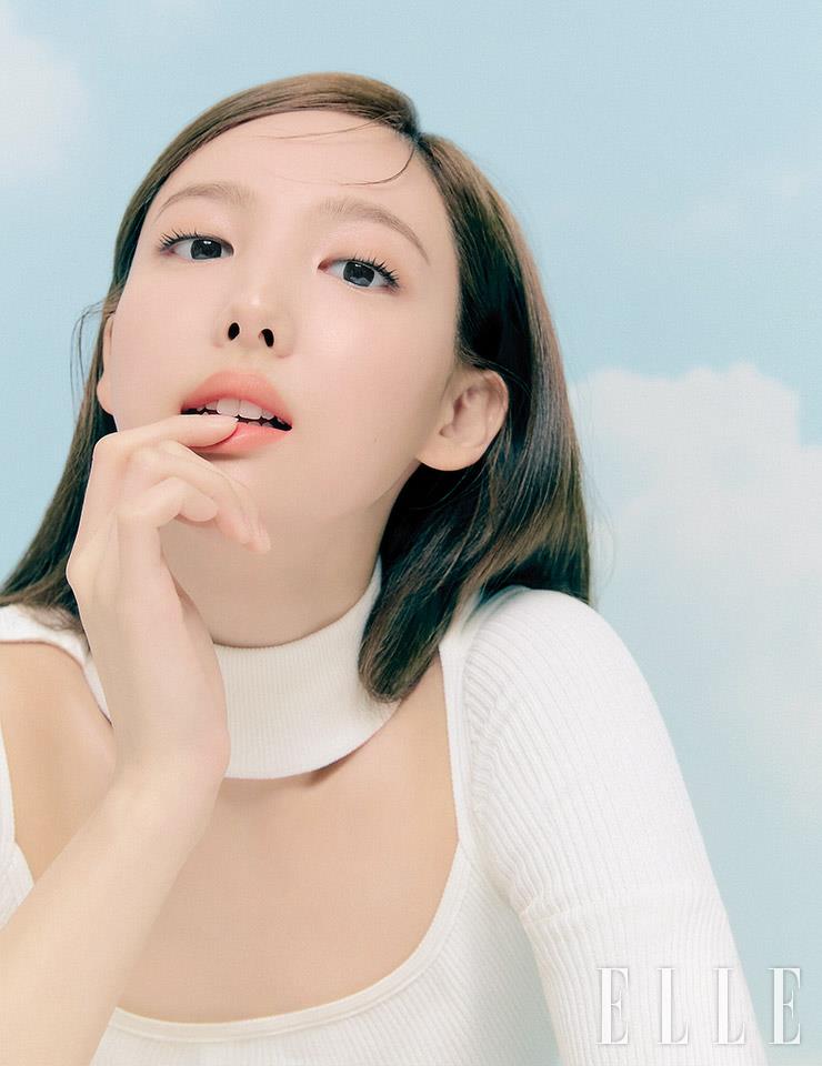 화이트 스퀘어 컷아웃 니트는 Wooyoungmi.