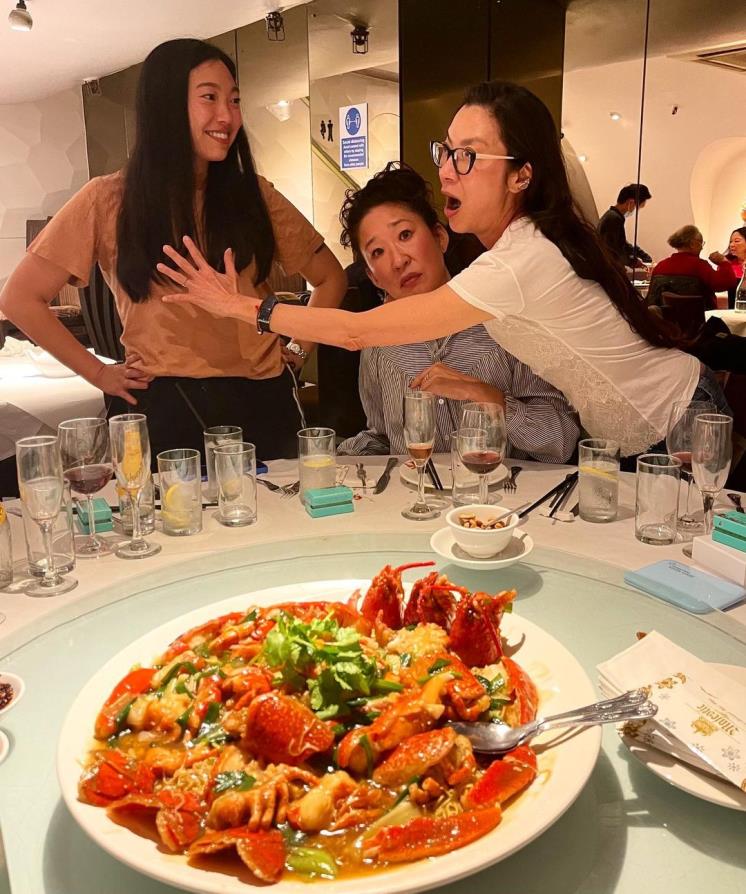 아콰피나, 산드라 오, 양자경이 함께 한 모습. 출처는 아콰피나 인스타그램(@awkwafina)