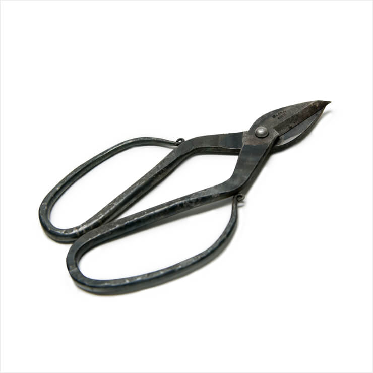 타지카 전지 가위 두드려 만든 수공예적 감촉과 섬세한 디자인을 지닌 전지가위. 무쇠지만 가볍게 손에 착 감기며 가느다란 꽃대와 잎을 정리할 때 기분 좋게 사용할 수 있다.